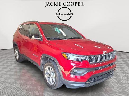 Used 2025 Jeep Compass Latitude AWD/4WD image 3