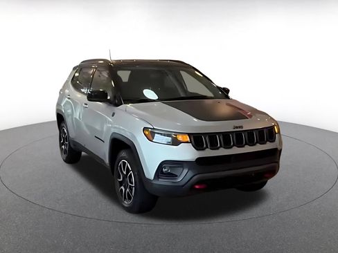 Used 2025 Jeep Compass Trailhawk AWD/4WD image 3