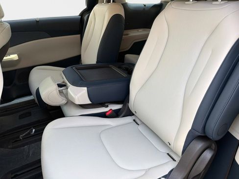 New 2026 Kia Carnival EX FWD image 13