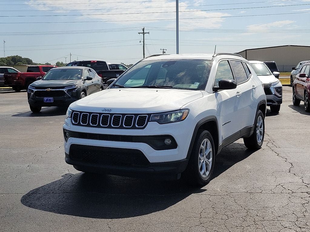 Used 2024 Jeep Compass Latitude AWD/4WD image 2
