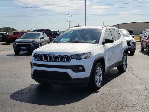 Used 2024 Jeep Compass Latitude AWD/4WD image 2