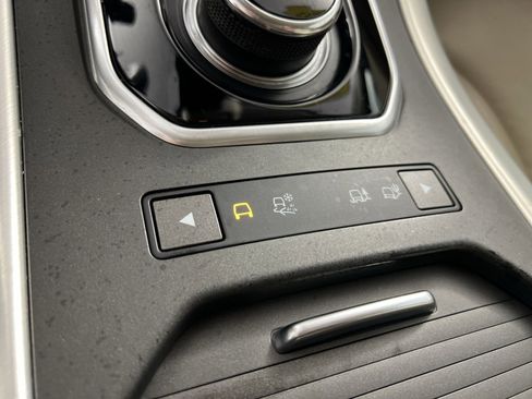 Used 2017 Land Rover Range Rover Evoque SE image 32