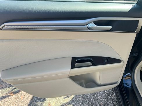 Used 2015 Ford Fusion SE image 23