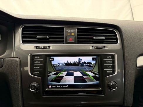 Used 2016 Volkswagen e-Golf SE w/ DC Fast Charging Package image 32