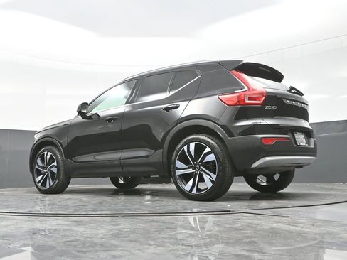 Used 2025 Volvo XC40 B5 Plus image 25