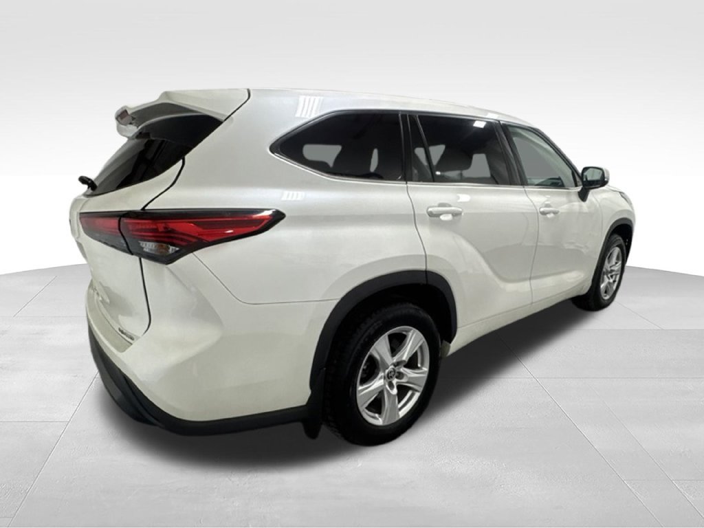 Used 2021 Toyota Highlander LE AWD/4WD image 6