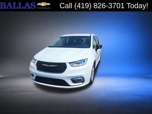 Used 2024 Chrysler Pacifica Touring-L FWD image 3