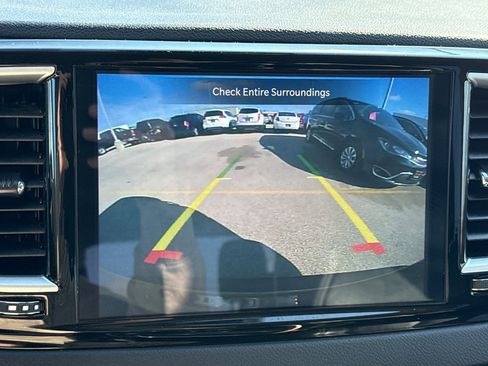 Used 2024 Chrysler Pacifica Touring-L image 18