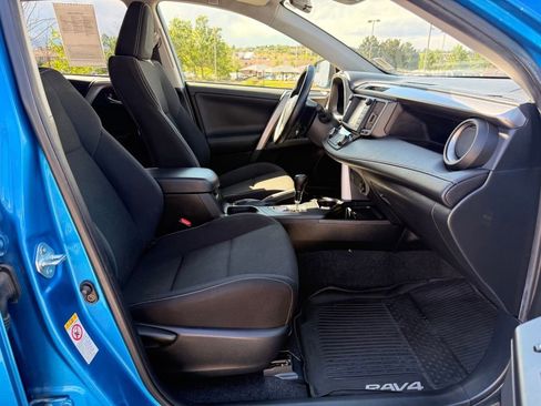 Used 2017 Toyota RAV4 AWD Hybrid image 31
