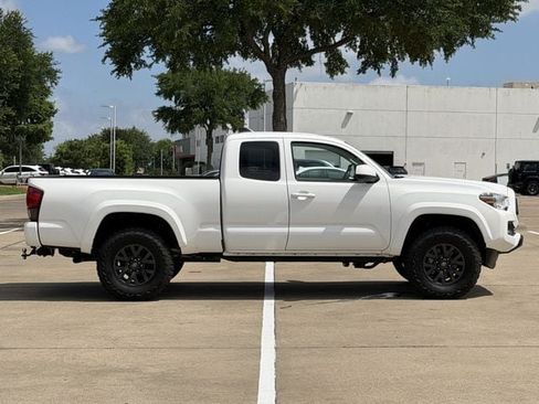 Certified 2022 Toyota Tacoma SR5 AWD/4WD image 3