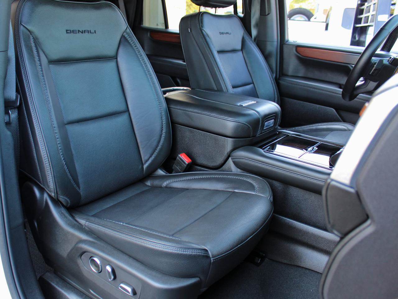 Used 2025 GMC Yukon Denali AWD/4WD image 37