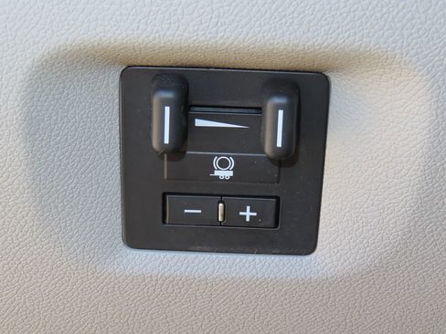 Used 2010 GMC Sierra 3500 SLT w/ SLT Convenience Package image 16