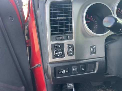 Used 2013 Toyota Tundra 4x4 CrewMax w/ SR5 Pkg image 8