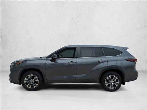 Certified 2024 Toyota Highlander XLE FWD image 8