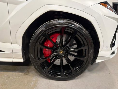 Used 2022 Lamborghini Urus image 12