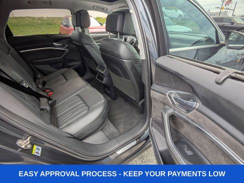 Used 2019 Audi e-tron Prestige w/ Prestige Package AWD/4WD image 17
