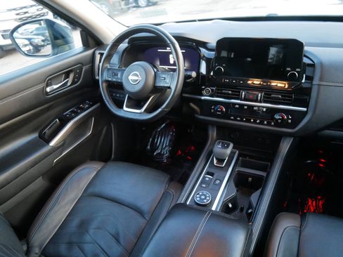 Used 2023 Nissan Pathfinder Platinum image 9