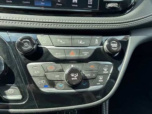 Used 2025 Chrysler Pacifica Limited FWD image 42