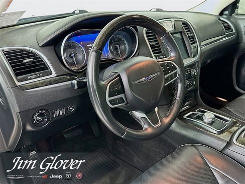 Used 2018 Chrysler 300 Limited image 25