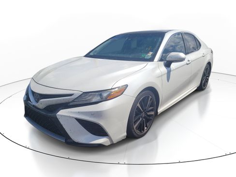 Used 2018 Toyota Camry XSE FWD image 3