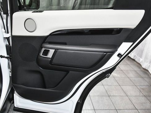 Used 2025 Land Rover Discovery S image 15