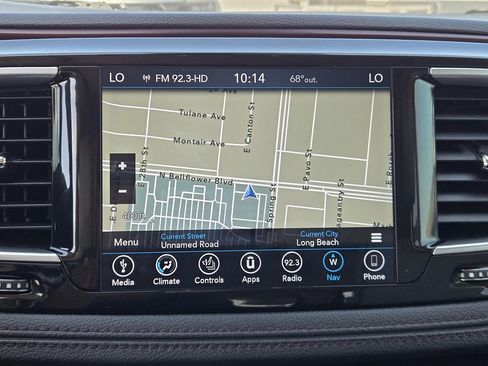 Used 2018 Chrysler Pacifica Limited w/ Tire & Wheel Group FWD image 9