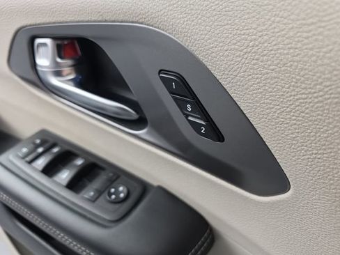 Used 2023 Chrysler Pacifica Touring-L image 16