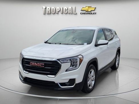 Used 2024 GMC Terrain SLE image 1
