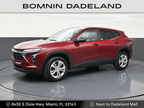 Used 2025 Chevrolet Trax LS FWD image 1