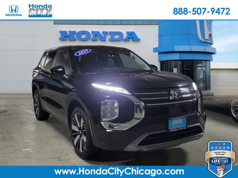 Used 2025 Mitsubishi Outlander SE image 1