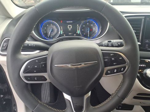 Used 2024 Chrysler Pacifica Touring-L image 21