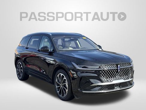 Used 2025 Lincoln Nautilus Reserve image 6