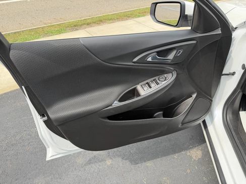 Used 2017 Chevrolet Malibu LT FWD image 11