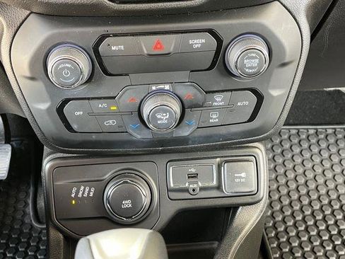 Used 2018 Jeep Renegade Latitude w/ Cold Weather Group AWD/4WD image 19