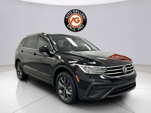Used 2022 Volkswagen Tiguan SE FWD image 1