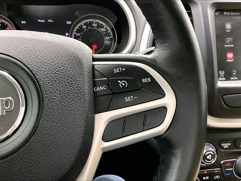 Used 2017 Jeep Cherokee Limited w/ Luxury Group image 23