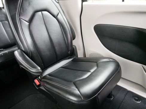 Certified 2024 Chrysler Pacifica Touring-L image 14