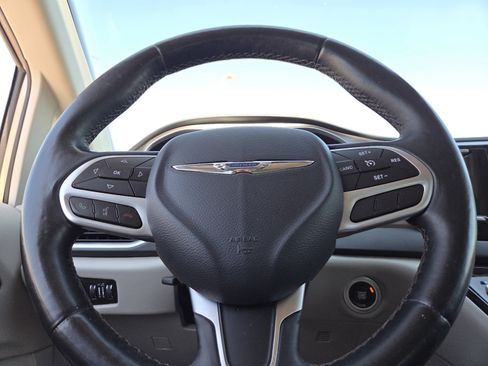 Used 2017 Chrysler Pacifica Touring-L Plus w/ Tire & Wheel Group FWD image 26
