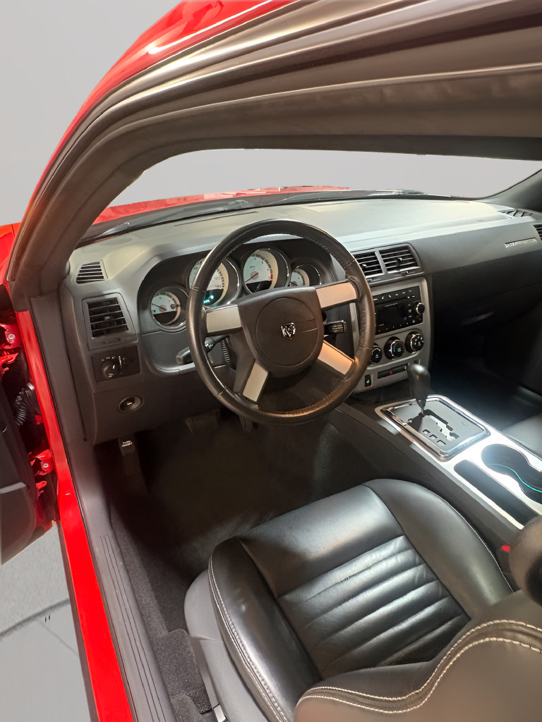 Used 2010 Dodge Challenger SE RWD image 5