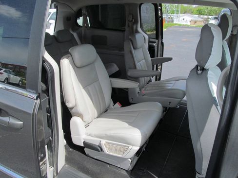 Used 2010 Dodge Grand Caravan SXT FWD image 19