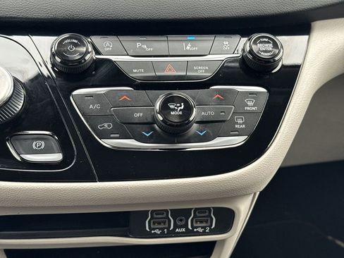 Used 2023 Chrysler Pacifica Touring-L image 16