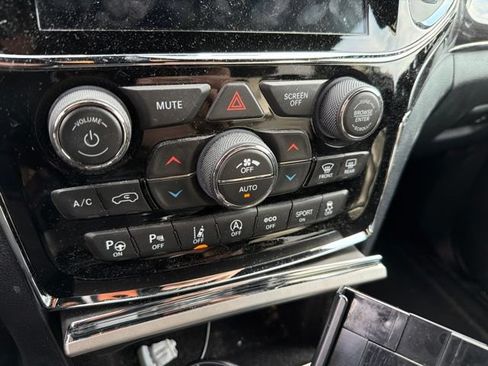 Used 2019 Jeep Grand Cherokee Overland AWD/4WD image 22
