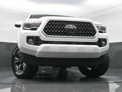 Used 2018 Toyota Tacoma TRD Sport AWD/4WD image 23
