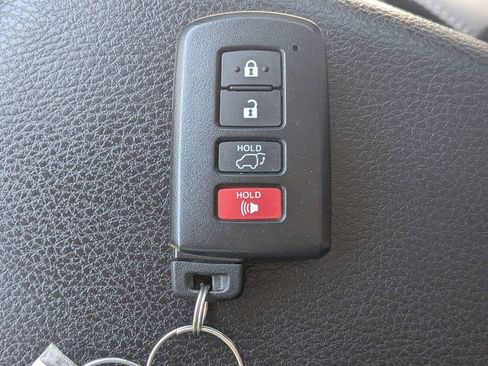 Used 2018 Toyota RAV4 XLE AWD/4WD image 29