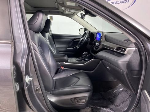 Used 2023 Toyota Highlander XLE AWD/4WD image 9