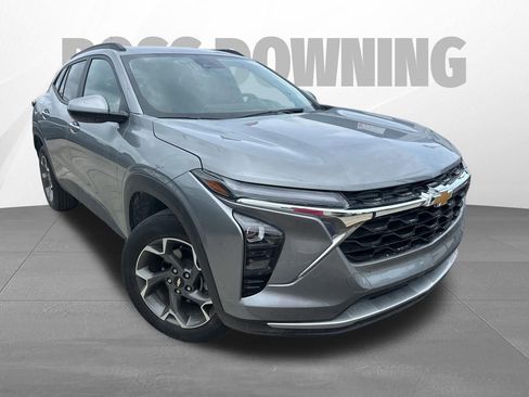 Used 2025 Chevrolet Trax LT w/ LT Convenience Package FWD image 3