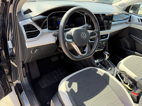 Used 2025 Volkswagen Taos SE AWD/4WD image 16