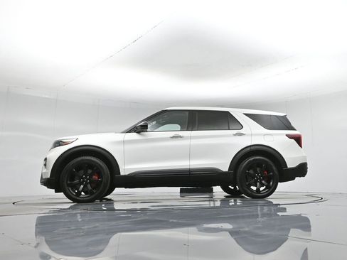 Certified 2022 Ford Explorer ST w/ ST Street Pack image 8