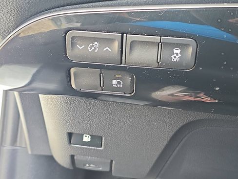 Used 2022 Toyota Prius L Eco FWD image 23