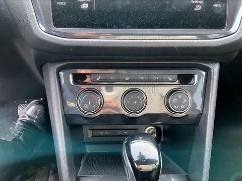 Used 2024 Volkswagen Tiguan SE image 25